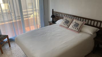2 bedrooms, iron/ironing board, bed sheets, wheelchair access