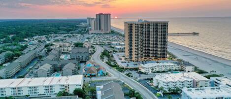 Playa en los alrededores y camastros