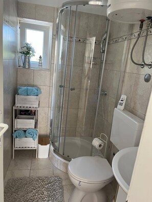 Shower, hair dryer, towels, soap - Brachfront House Marlot with Terrace by the Sea (Ražanac)