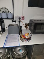 Refrigerador, microondas, placa de cocina, tetera/pava eléctrica