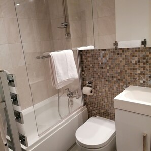 Departamento, 1 cama King size | Baño | Tina con regadera, tina profunda, secadora de cabello, toallas 