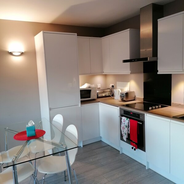 Departamento, 1 cama King size | Cocina privada | Refrigerador, parrilla de estufa, lavavajillas y tetera eléctrica 