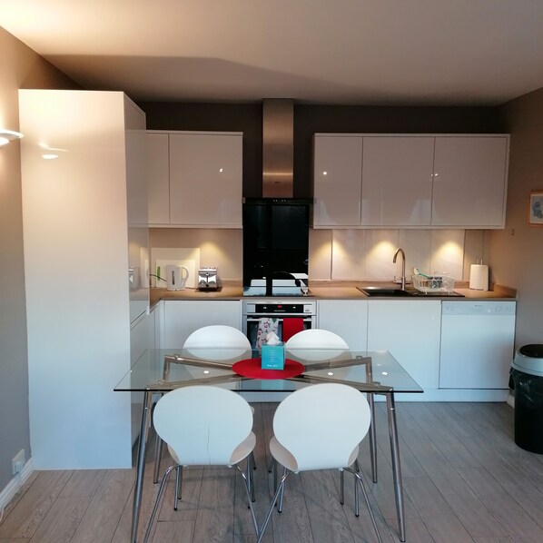 Apartment, 1 King Bed | Dining