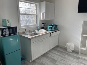 Réfrigérateur, micro-ondes, four, cafetière/bouilloire
