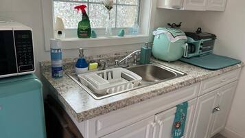 Refrigerador, microondas, horno y cafetera y tetera