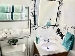 Dusche, Haartrockner, Handtücher, Seife