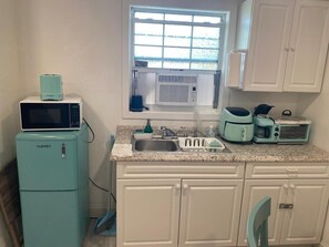 Fridge, microwave, oven, coffee/tea maker - Cozy and Comfy Suite - Perfect Location! (Tampa)
