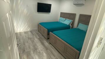 1 habitación, tabla de planchar con plancha, wifi gratis y ropa de cama