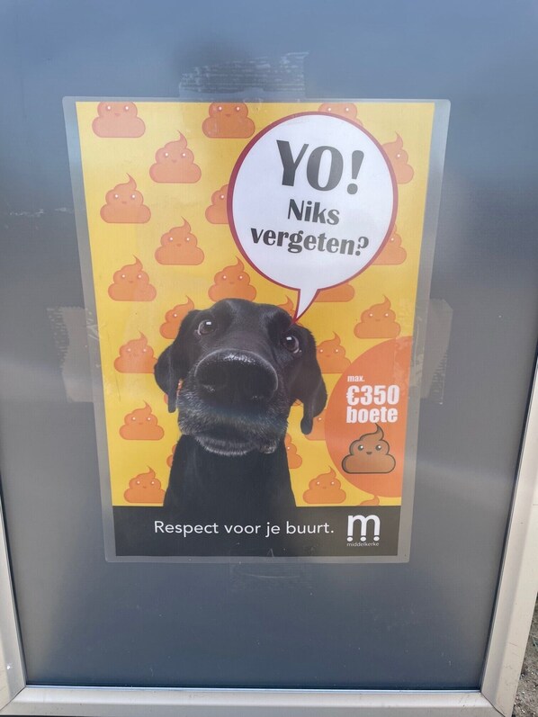 Un autocollant représentant un chien, une bulle de dialogue indiquant « Salut ! Tu n’as rien oublié ? » et une étiquette de prix indiquant « amende maximale : 350 € ».