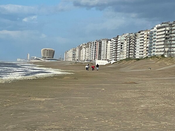 På stranden och solstolar