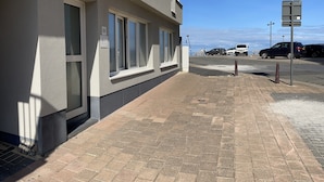 Un immeuble avec une enseigne indiquant « Residencia Ideal Home » et un trottoir pavé.