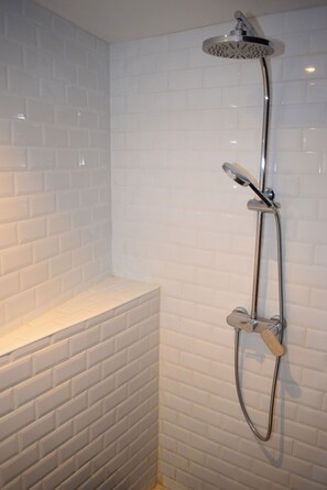 Shower, hair dryer, towels, soap - Moulin des Arts (Loché-sur-Indrois)