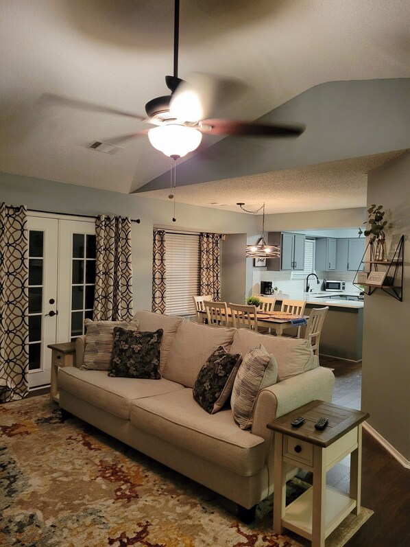 TV, offices - Quiet Escape In West Little Rock (Little Rock)