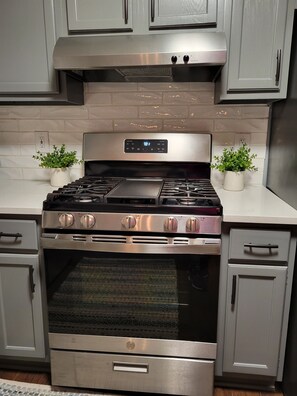 Fridge, microwave, oven, stovetop - Quiet Escape In West Little Rock (Little Rock)
