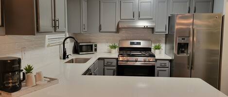 Refrigerador, microondas, horno, placa de cocina