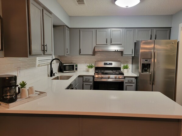 Réfrigérateur, micro-ondes, four, plaque de cuisson