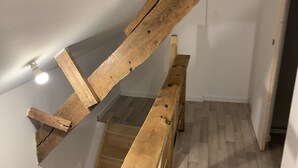Modernilla muotoilulla varustetut puiset portaat, jotka johtavat alemmalle tasolle.