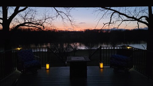 Secluded and Cozy Lake House/Farmhouse on 40 acres with a 13 acre private lake