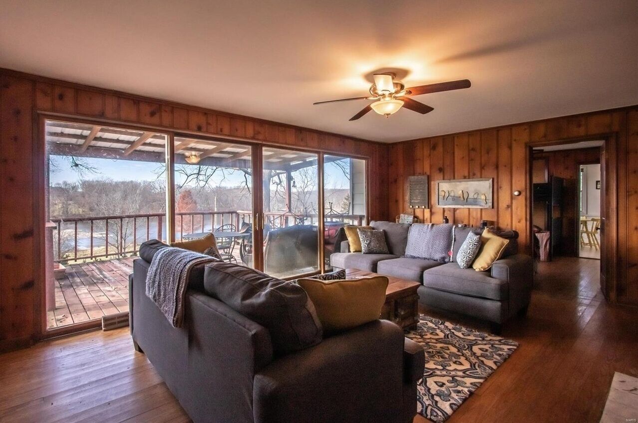 TV connectée, chemin ée, lecteur de DVD, livres