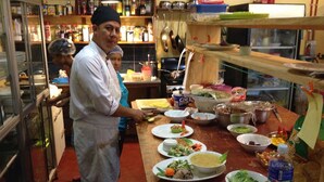 Una cocina con varios alimentos y utensilios sobre la encimera.