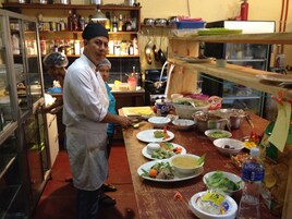 Una cocina con varios alimentos y utensilios sobre la encimera.