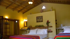 Un dormitorio con cama, mesita de noche, espejo y ventana.