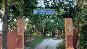 Una entrada cerrada al Refugio en la Playa de Tran Quilty, con un camino de tierra que atraviesa el lugar.