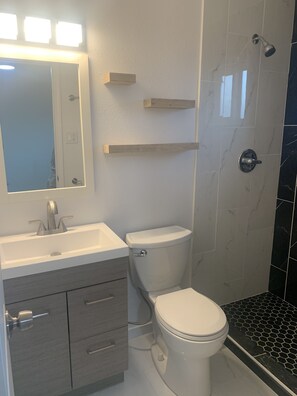 Doccia, asciugamani, sapone, shampoo