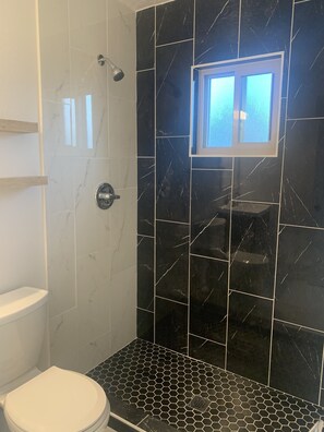 Doccia, asciugamani, sapone, shampoo