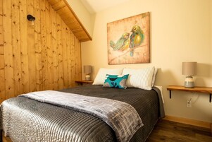 Espacio para trabajar con laptop y tabla de planchar con plancha 