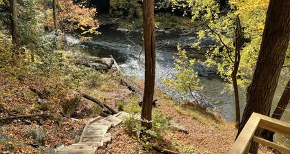 Slippery Rock Cabin on the Creek. Close to McConnell’s Mill & Moraine St. Parks.