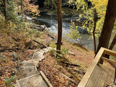 Slippery Rock Cabin on the Creek. Close to McConnell’s Mill & Moraine St. Parks.