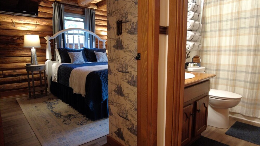 Slippery Rock Cabin on the Creek. Close to McConnell’s Mill & Moraine