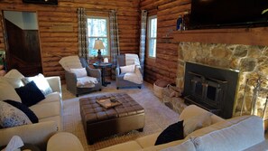 Smart TV, fireplace, books, computer monitors - Slippery Rock Cabin on the Creek. Close to McConnell’s Mill & Moraine St. Parks. (New Castle)