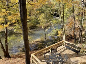 Outdoor dining - Slippery Rock Cabin on the Creek. Close to McConnell’s Mill & Moraine St. Parks. (New Castle)