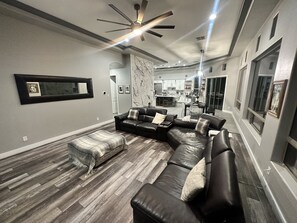 智能电视、壁炉、乒乓球、立体声音响