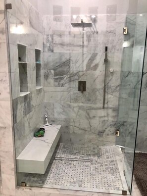 Dusche, Haartrockner, Handtücher, Seife