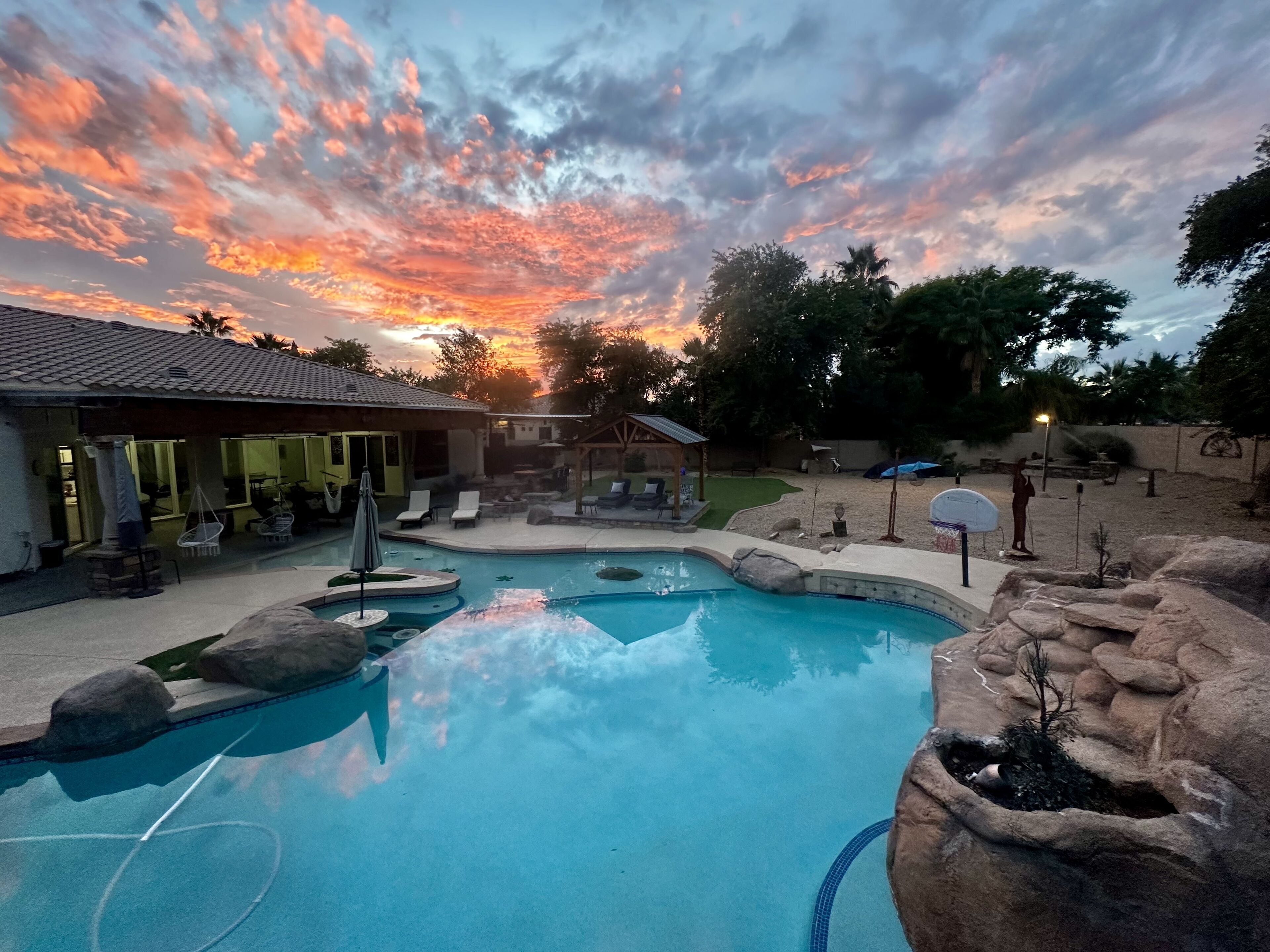 AMAZING CUSTOM HOME - OASIS RESORT STYLE POOL