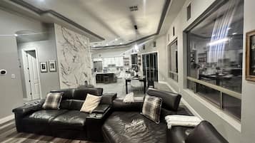 Smart TV, lareira, mesa de pingue-pongue, aparelho de som