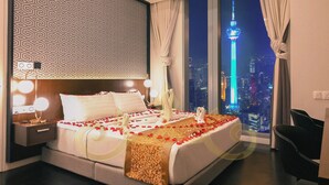 A hotel room with a large bed, a city view, and a modern design. - Tropicana The Residence KLCC Golden Crown (Kuala Lumpur)