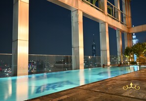 Innenpool, geöffnet von 08:00 Uhr bis 22:30 Uhr, Liegestühle