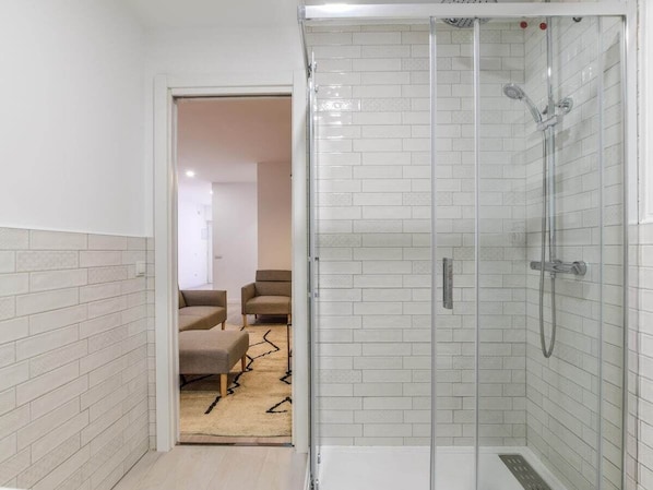 Shower, hair dryer, towels