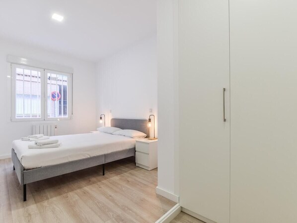 Iron/ironing board, free WiFi, bed sheets - apartamentos en madrid rio II de alquiler temporal (Madrid)