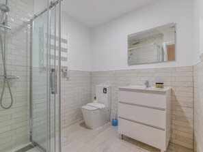 Douche, sĂšche-cheveux, serviettes fournies