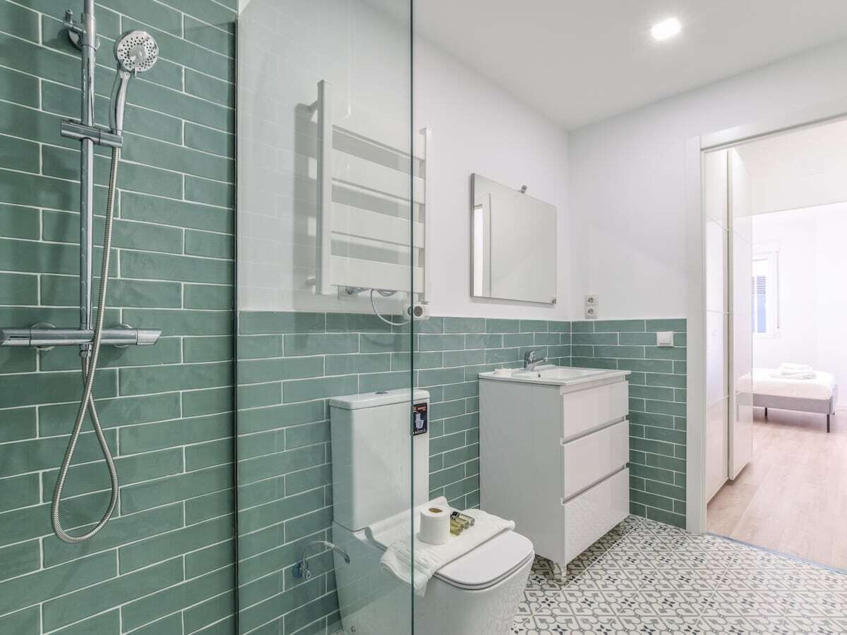 Een douche, handdoeken