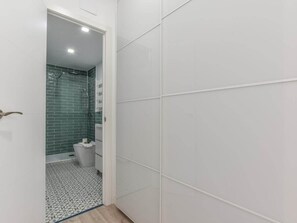 Chuveiro, toalhas de banho