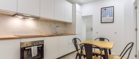 Réfrigérateur, micro-ondes, four, lave-vaisselle