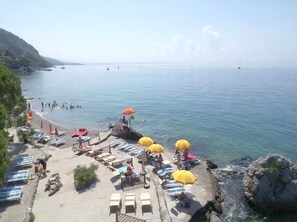 On the beach, sun-loungers - House by the sea 5 (Marina di Aurisina)