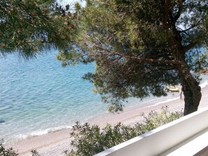 On the beach, sun-loungers - House by the sea 5 (Marina di Aurisina)