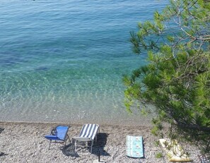 On the beach, sun-loungers - House by the sea 5 (Marina di Aurisina)